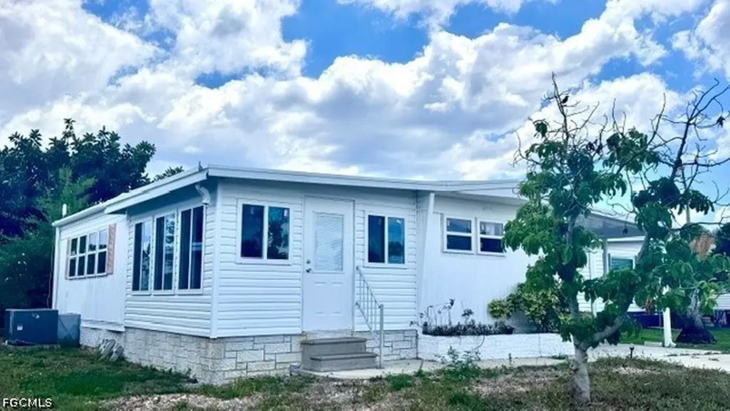 5664 Captain John Smith Loop North Fort Myers FL 33917
