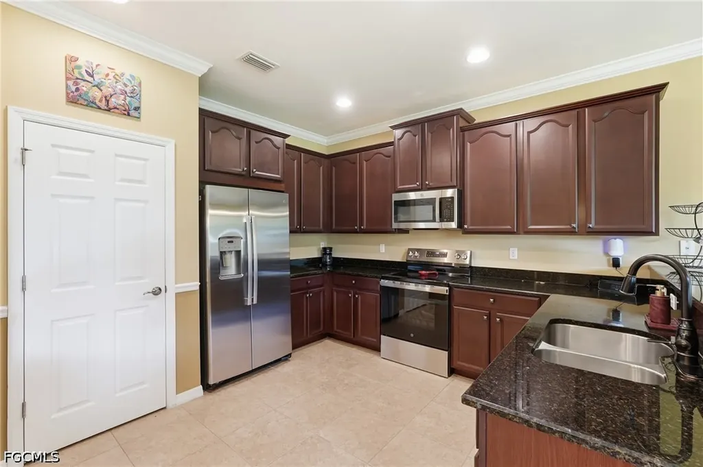2506 Blackburn Circle Cape Coral FL 33991
