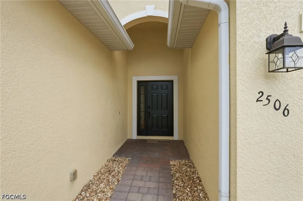 2506 Blackburn Circle Cape Coral FL 33991