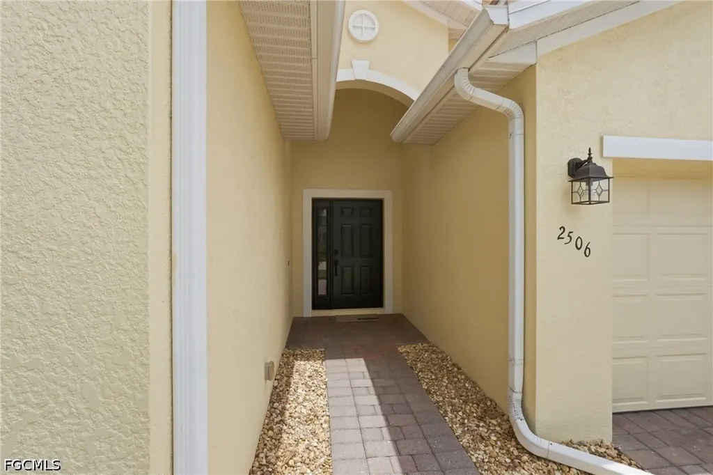 2506 Blackburn Circle Cape Coral FL 33991