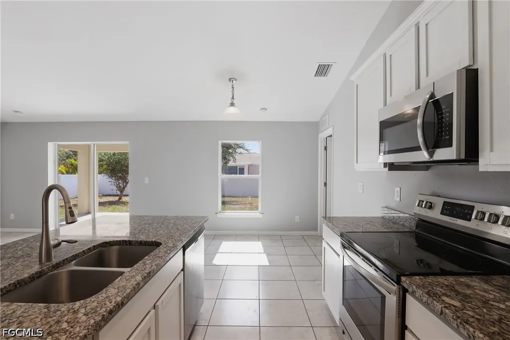 2812 NE 2nd Place Cape Coral FL 33909