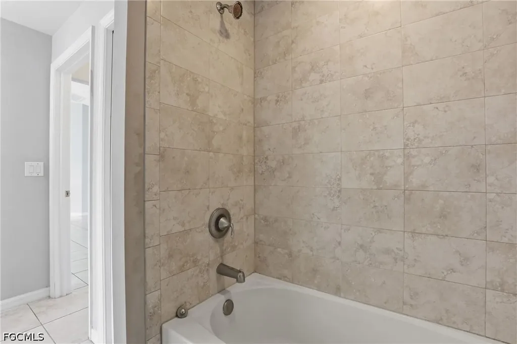 2812 NE 2nd Place Cape Coral FL 33909