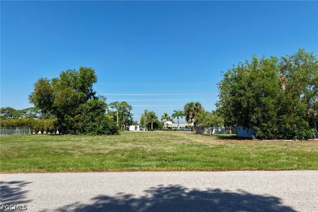 212 SE Santa Barbara Place Cape Coral FL 33990