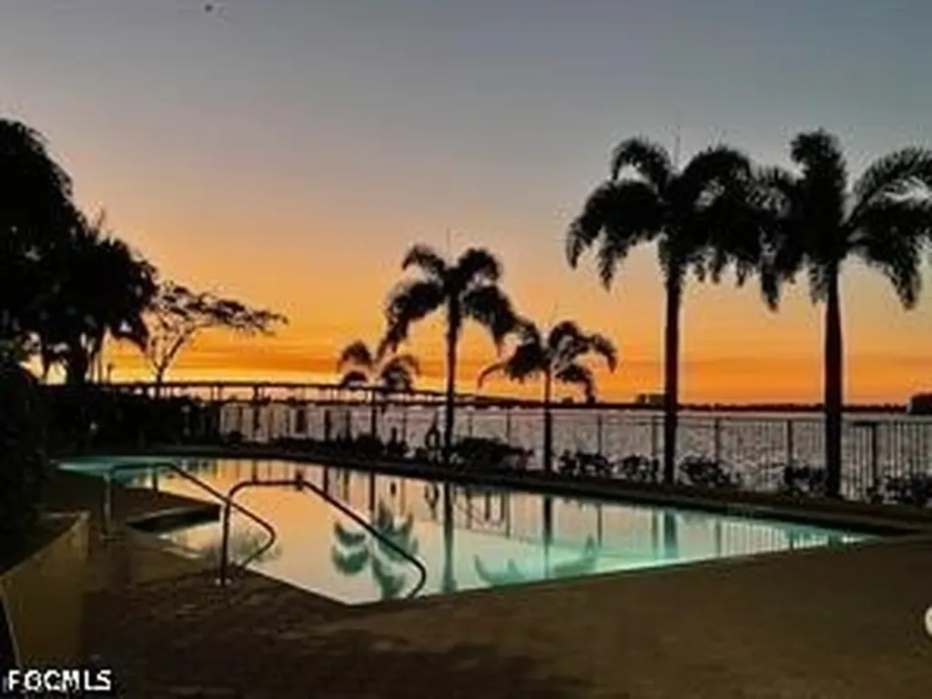 2797 1st Street Fort Myers FL 33916