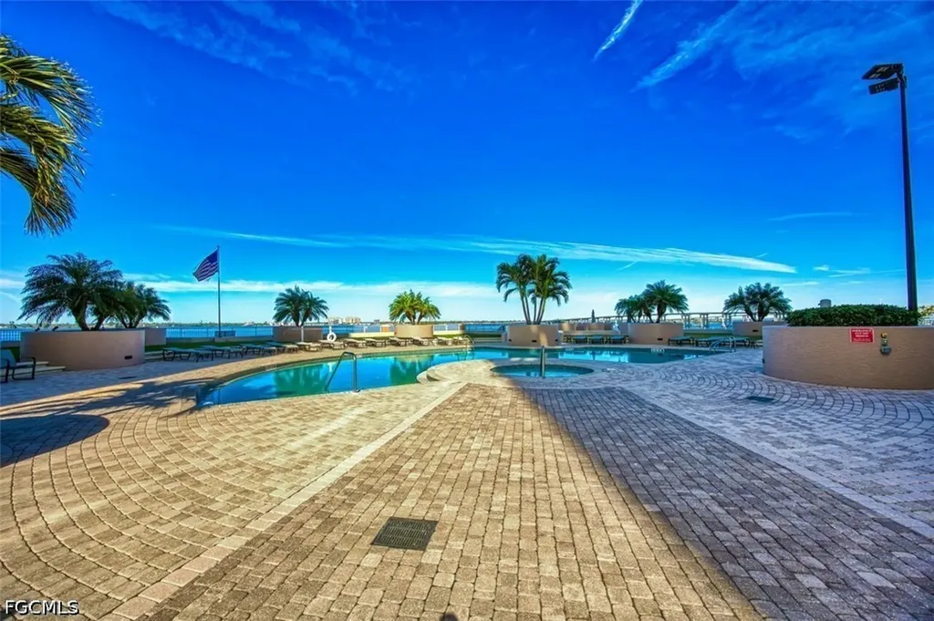 2090 W 1st Street Fort Myers FL 33901