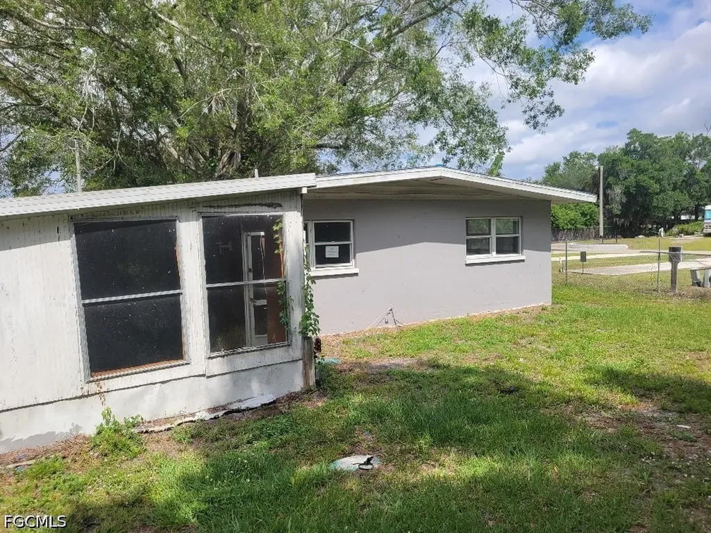 1270 Pinecrest Street North Fort Myers FL 33903