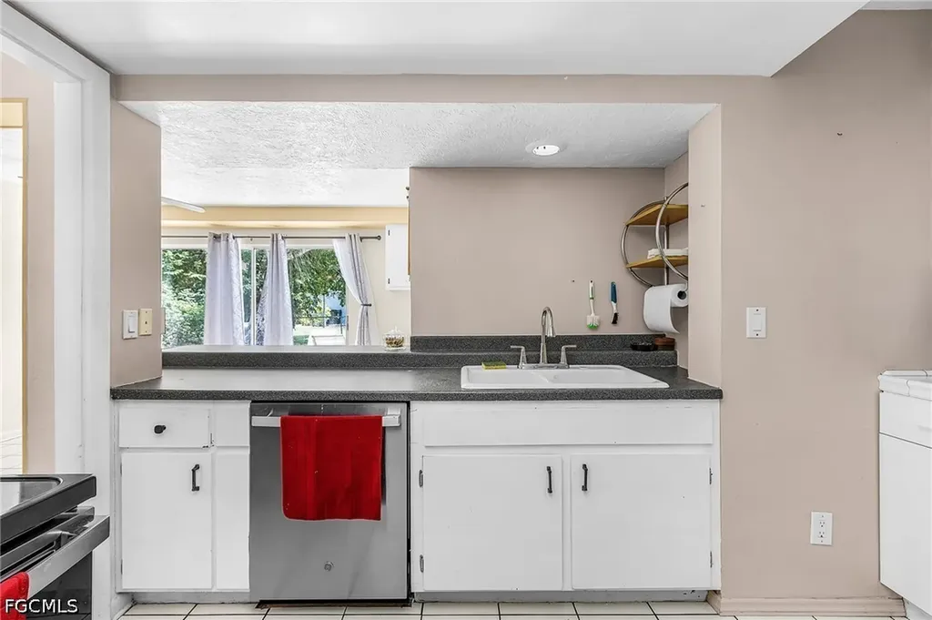 4033 Country Club Boulevard Cape Coral FL 33904