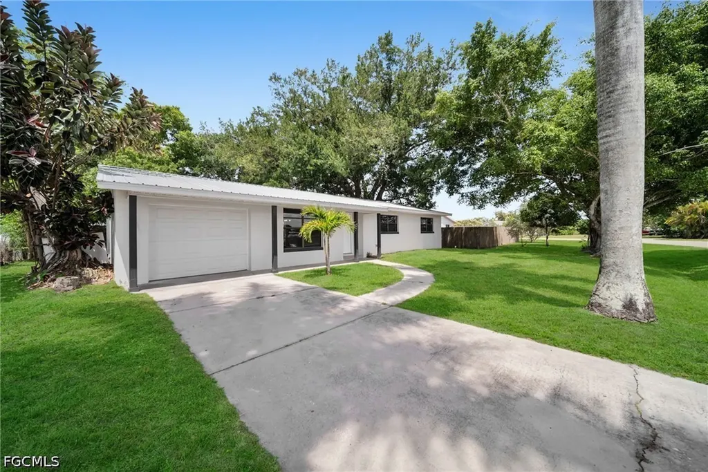 2085 E Tobago Circle Fort Myers FL 33905
