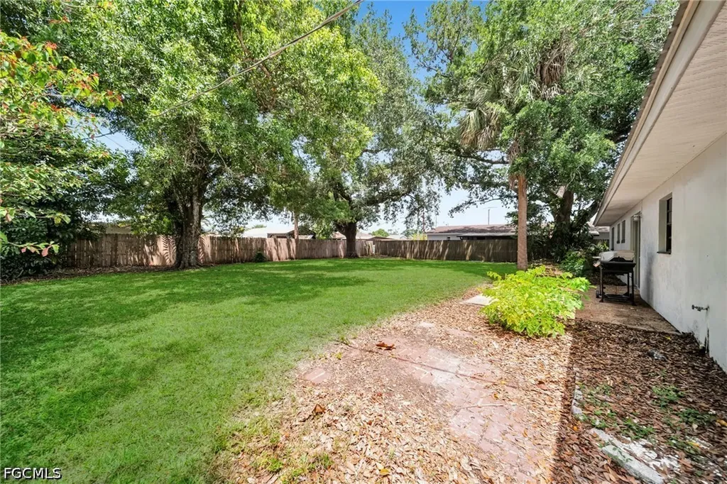 2085 E Tobago Circle Fort Myers FL 33905