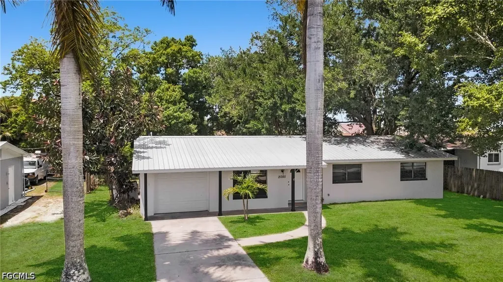 2085 E Tobago Circle Fort Myers FL 33905