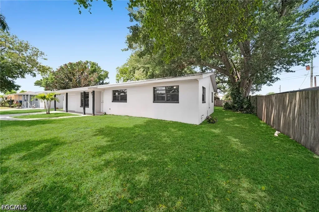 2085 E Tobago Circle Fort Myers FL 33905