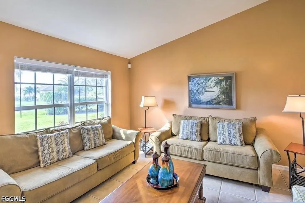 3223 SE Santa Barbara Place Cape Coral FL 33904