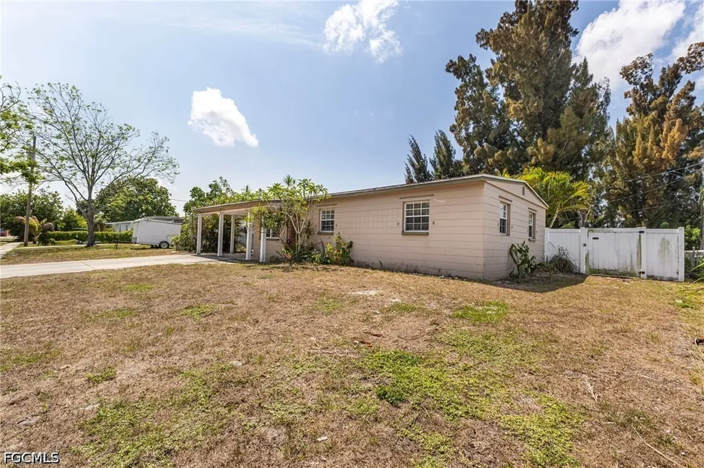 915 Hibiscus Lane North Fort Myers FL 33903