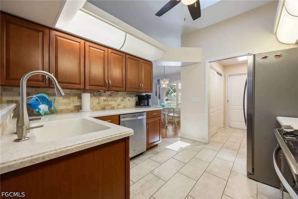516 SE 8th Place Cape Coral FL 33990