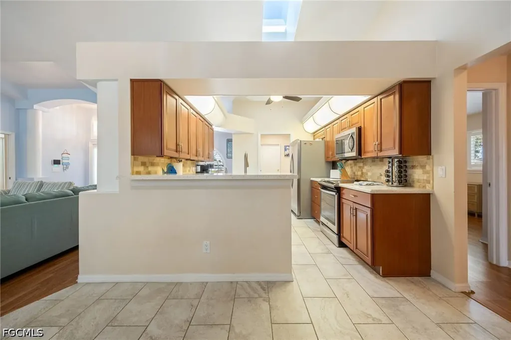 516 SE 8th Place Cape Coral FL 33990