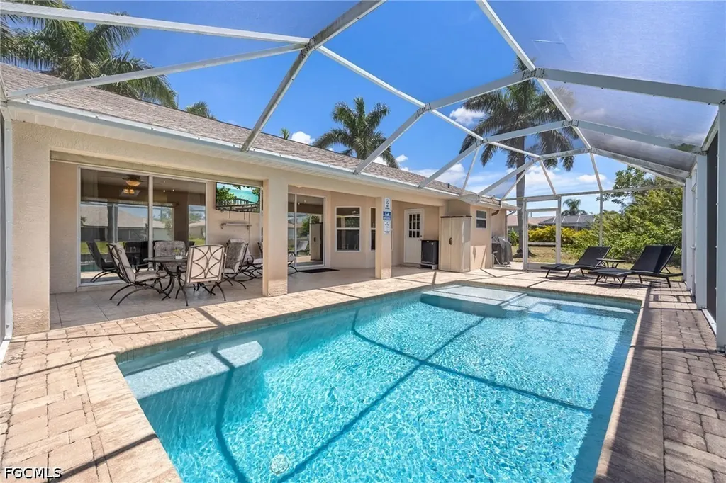 516 SE 8th Place Cape Coral FL 33990