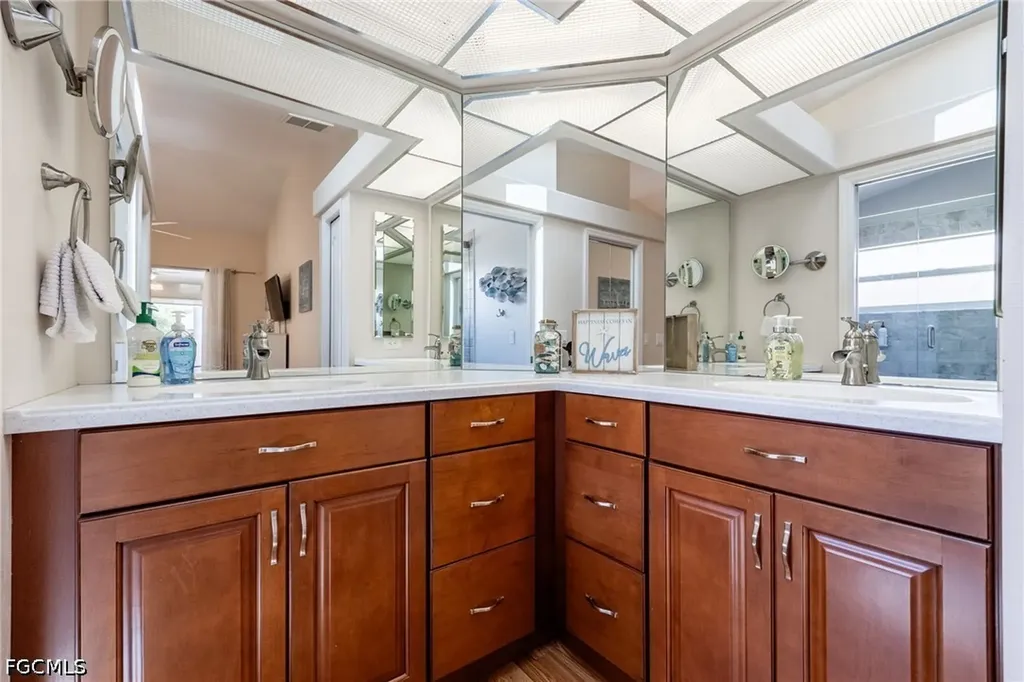 516 SE 8th Place Cape Coral FL 33990