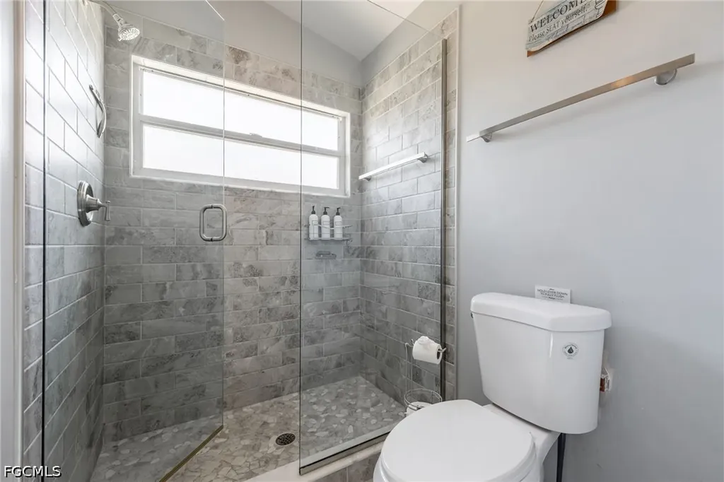 516 SE 8th Place Cape Coral FL 33990