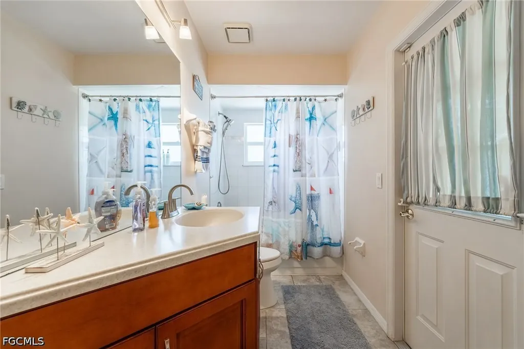516 SE 8th Place Cape Coral FL 33990
