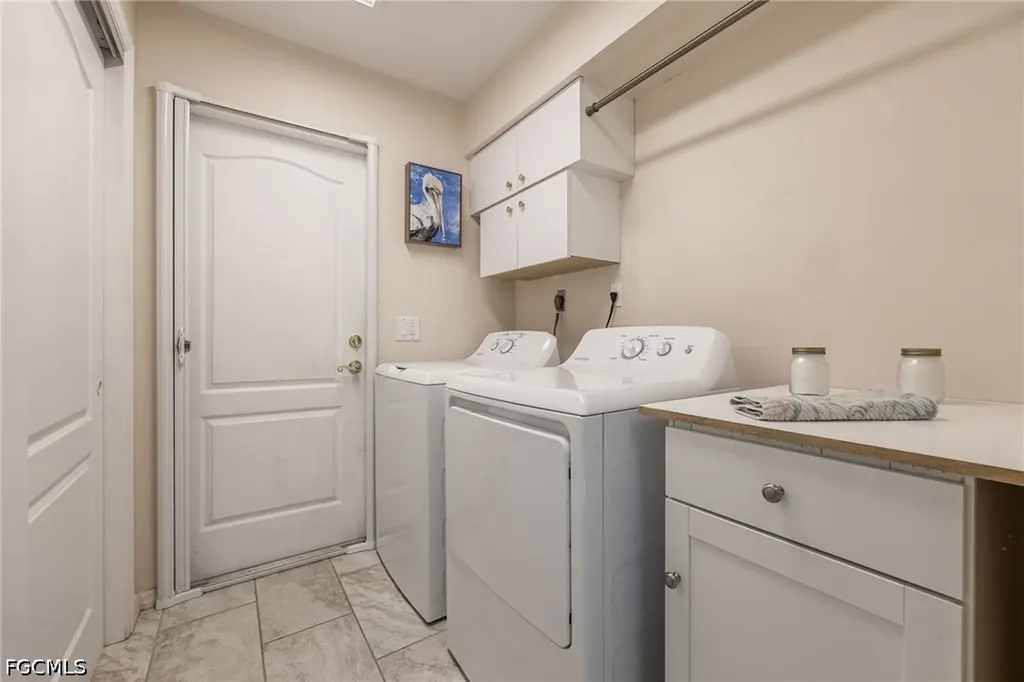 516 SE 8th Place Cape Coral FL 33990