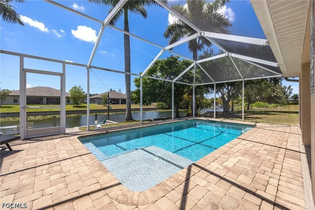 516 SE 8th Place Cape Coral FL 33990