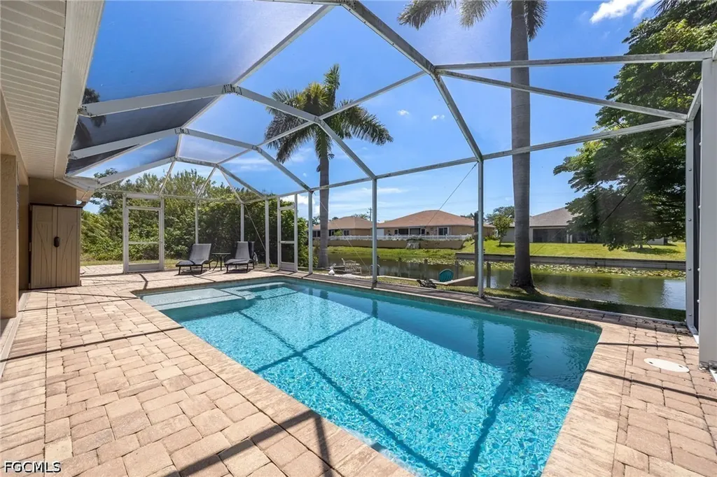 516 SE 8th Place Cape Coral FL 33990