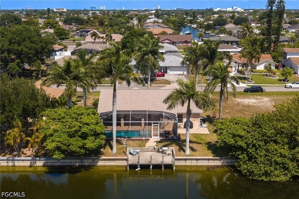 516 SE 8th Place Cape Coral FL 33990