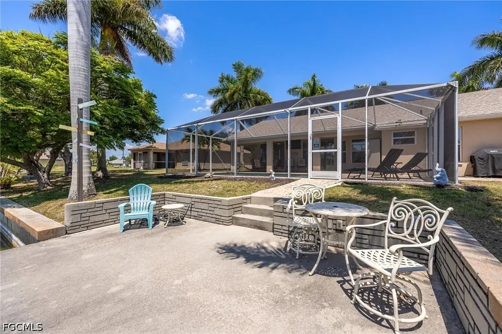 516 SE 8th Place Cape Coral FL 33990
