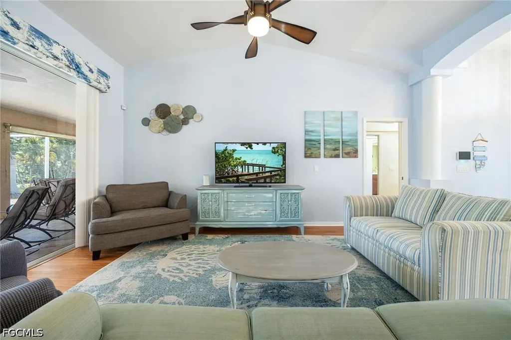 516 SE 8th Place Cape Coral FL 33990