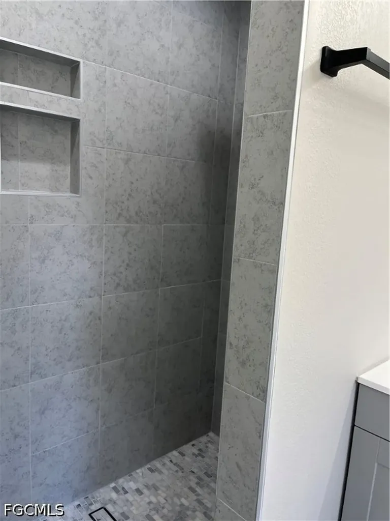 1923 NE 4th Terrace Cape Coral FL 33909-2718