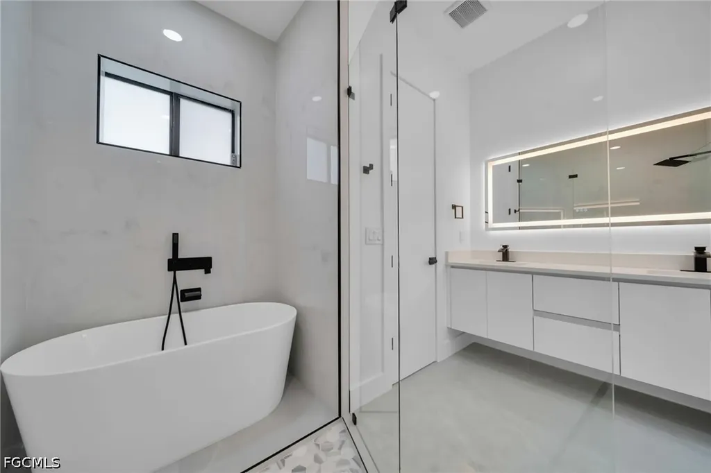 818 NE 10th Street Cape Coral FL 33909