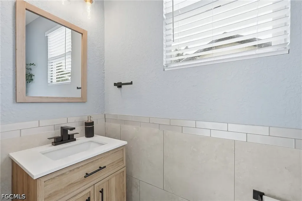 1405 SW 1st Place Cape Coral FL 33991