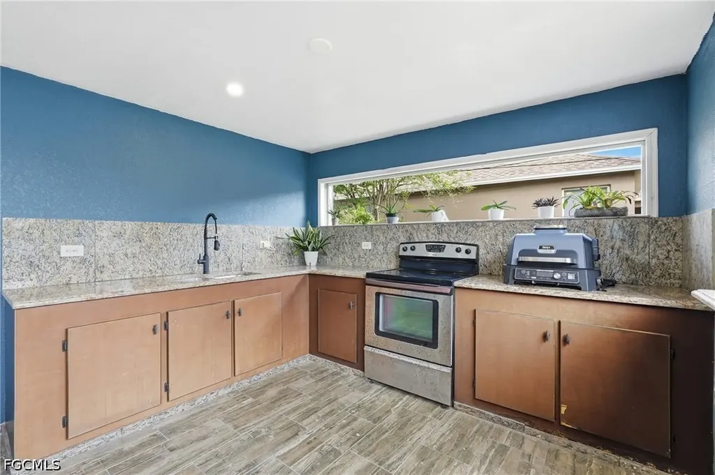 1405 SW 1st Place Cape Coral FL 33991