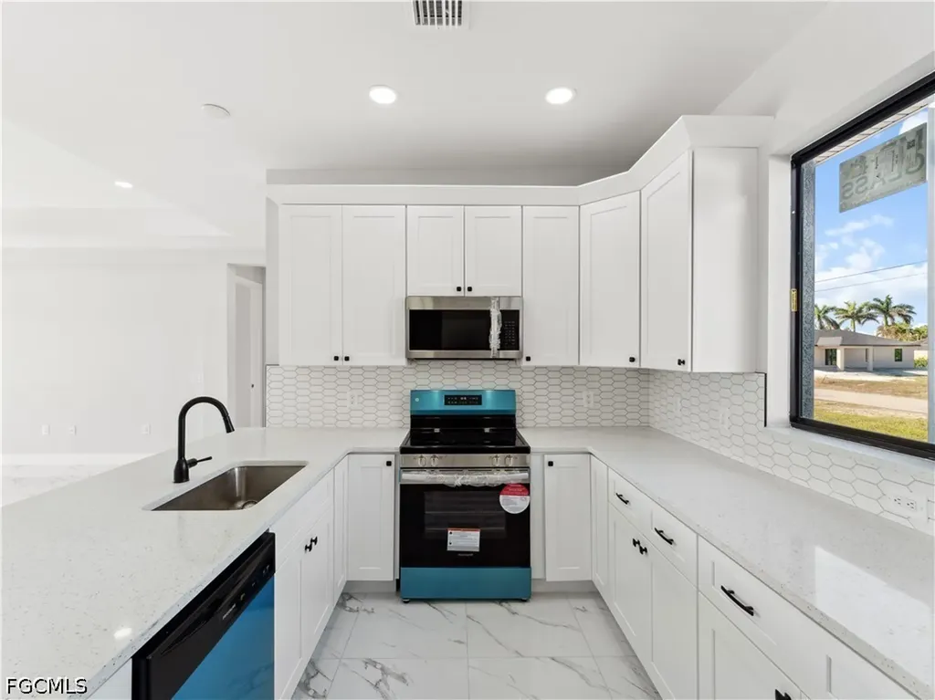 2728 Diplomat Parkway W Cape Coral FL 33993