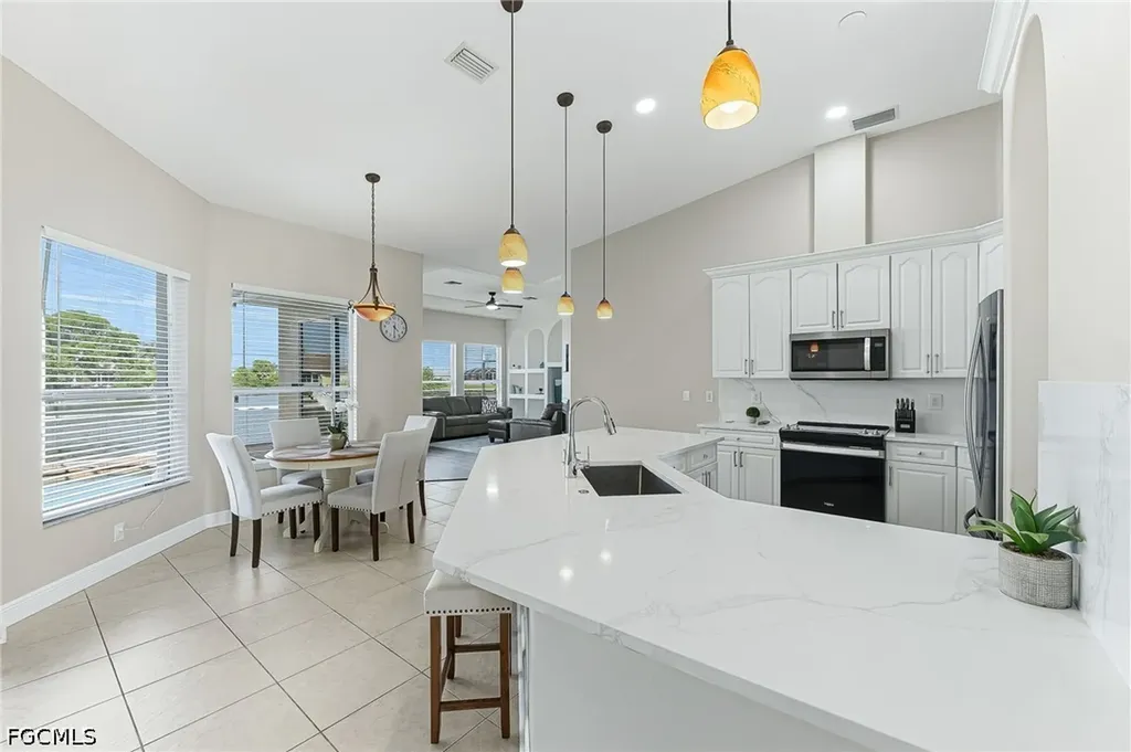 613 SE 4th Place Cape Coral FL 33990