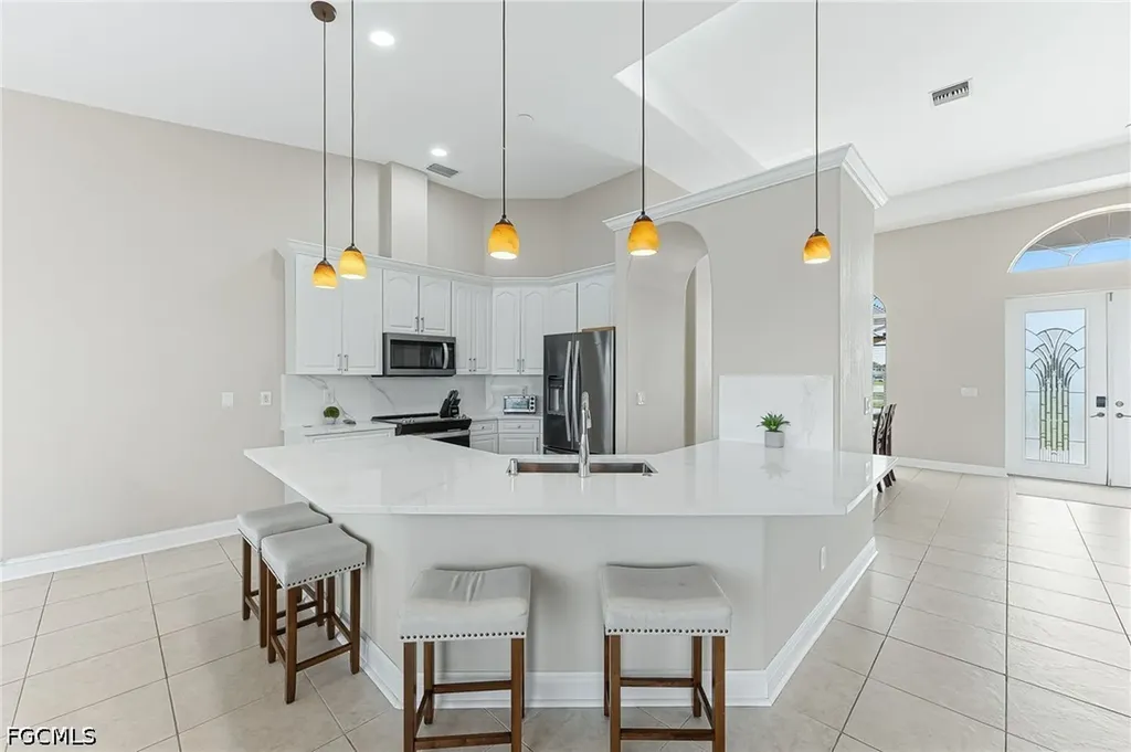 613 SE 4th Place Cape Coral FL 33990
