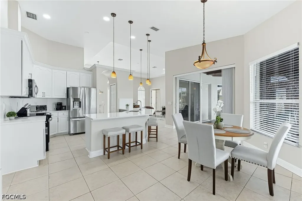 613 SE 4th Place Cape Coral FL 33990