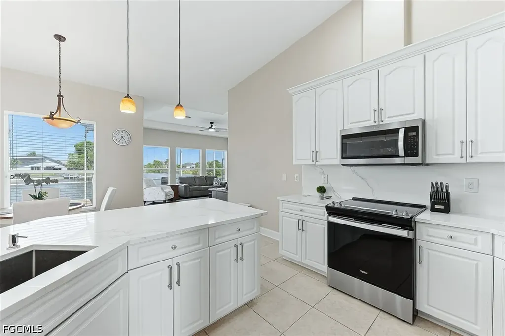 613 SE 4th Place Cape Coral FL 33990