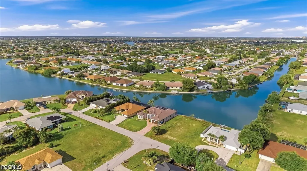 613 SE 4th Place Cape Coral FL 33990