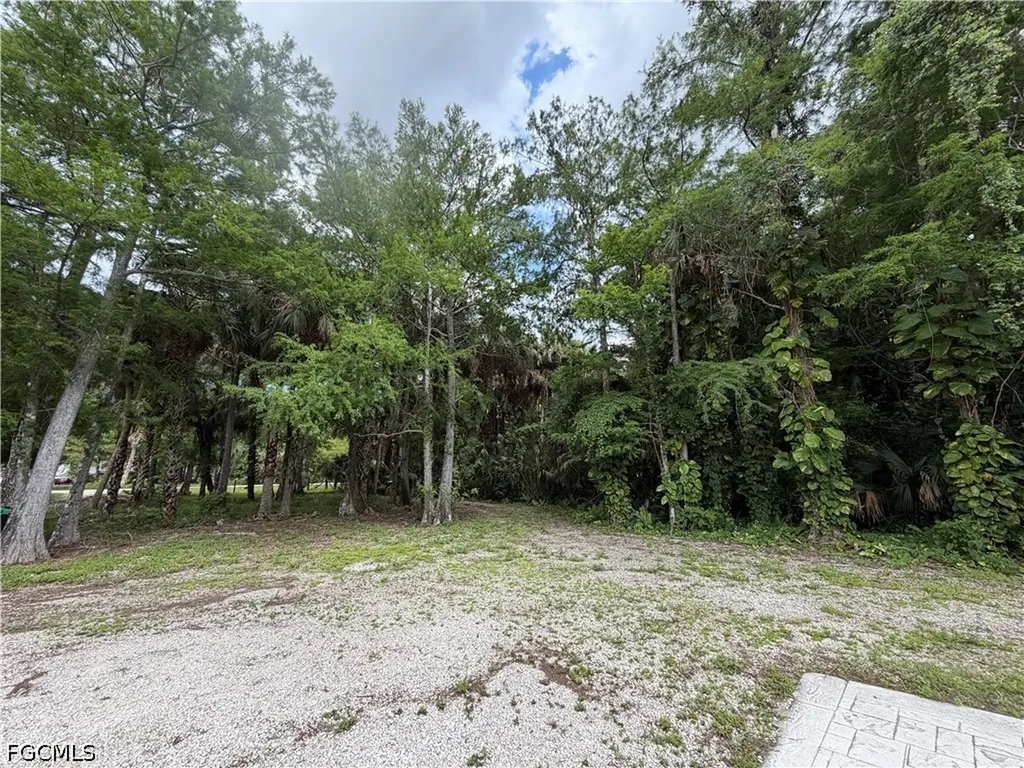 281 8th Street SE Naples FL 34117