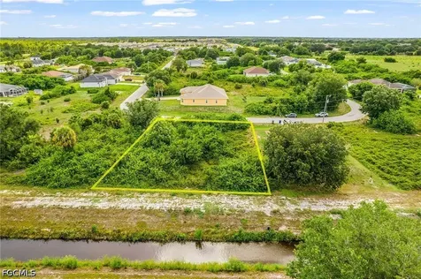 559 Theodore Vail Street E Lehigh Acres FL 33974
