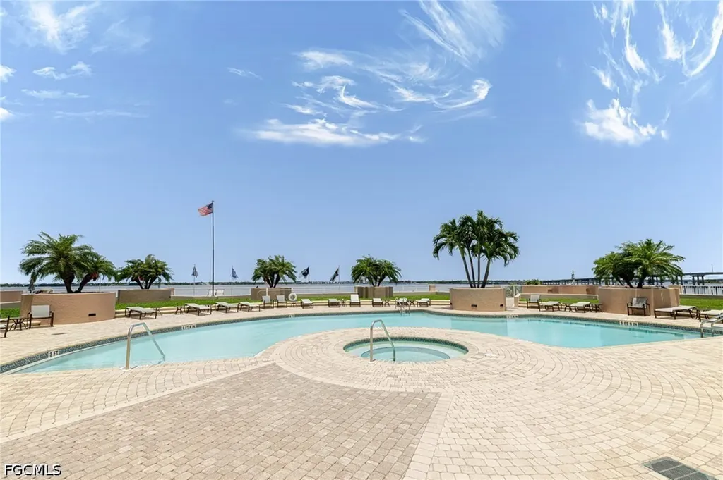 2090 W First Street Fort Myers FL 33901