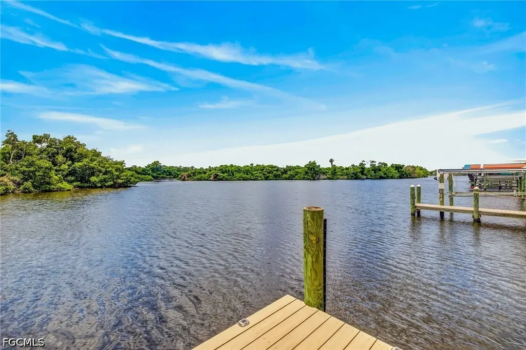 39 Channel Lane Fort Myers FL 33905
