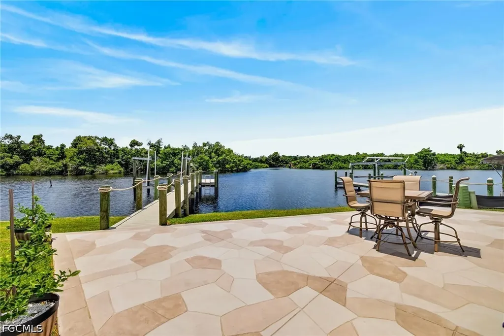 39 Channel Lane Fort Myers FL 33905