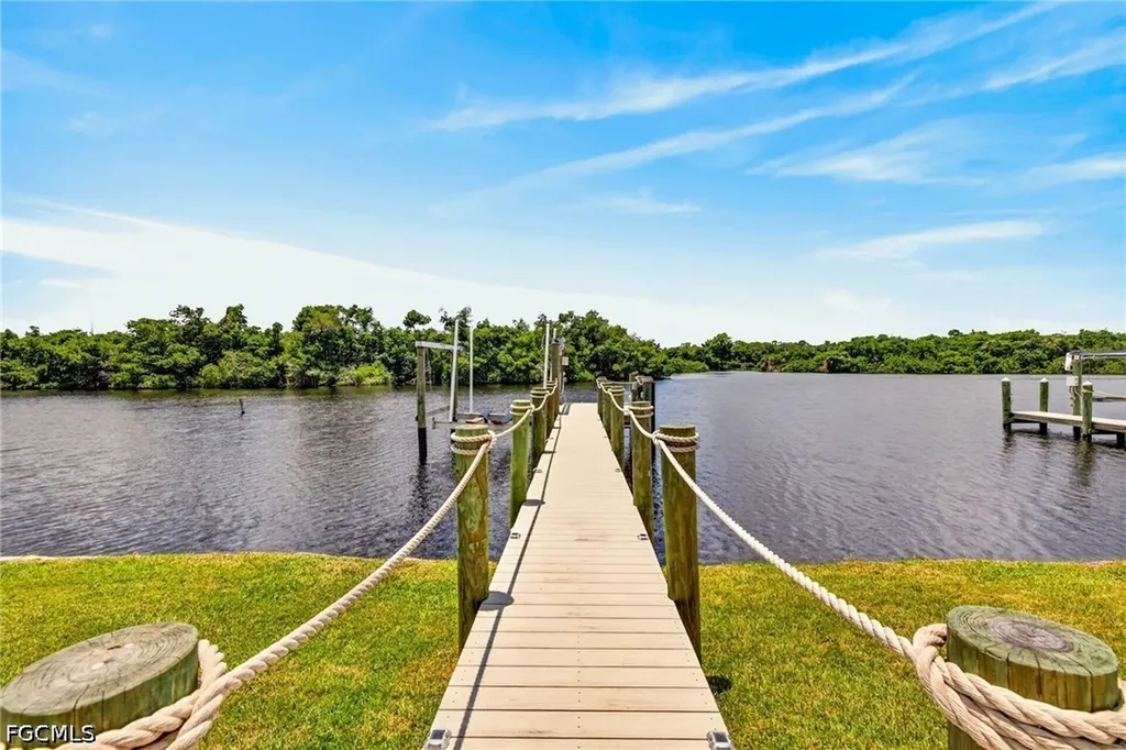 39 Channel Lane Fort Myers FL 33905
