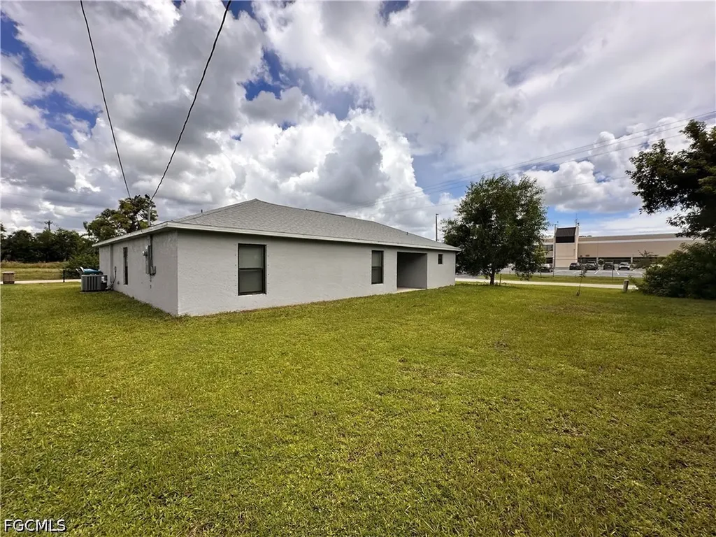 2212 SW Santa Barbara Place Cape Coral FL 33991