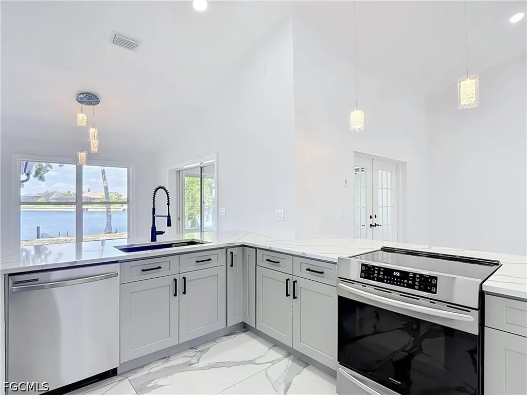 2503 Aviation Parkway Cape Coral FL 33904