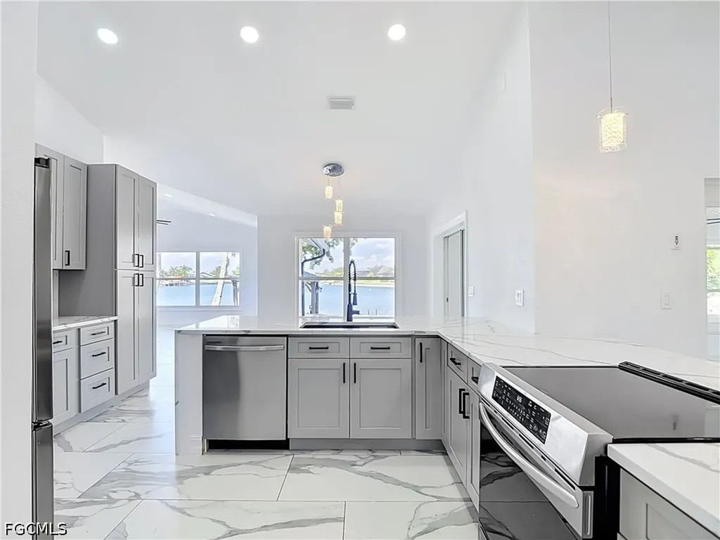 2503 Aviation Parkway Cape Coral FL 33904