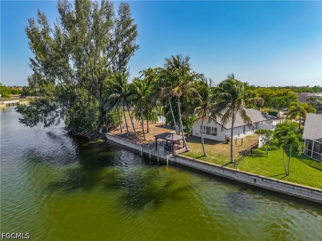 2503 Aviation Parkway Cape Coral FL 33904