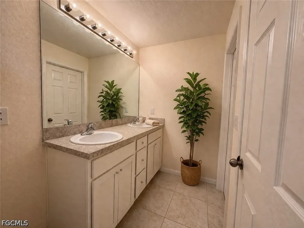 2804 NE 2nd Place Cape Coral FL 33909